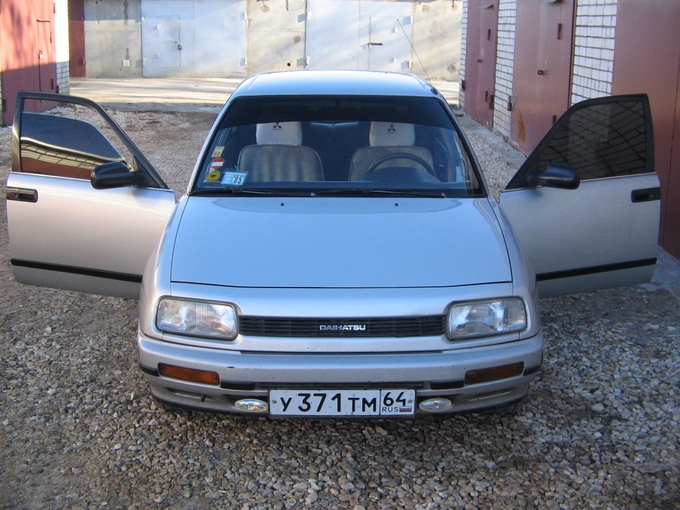 Daihatsu Applause: 3 фото