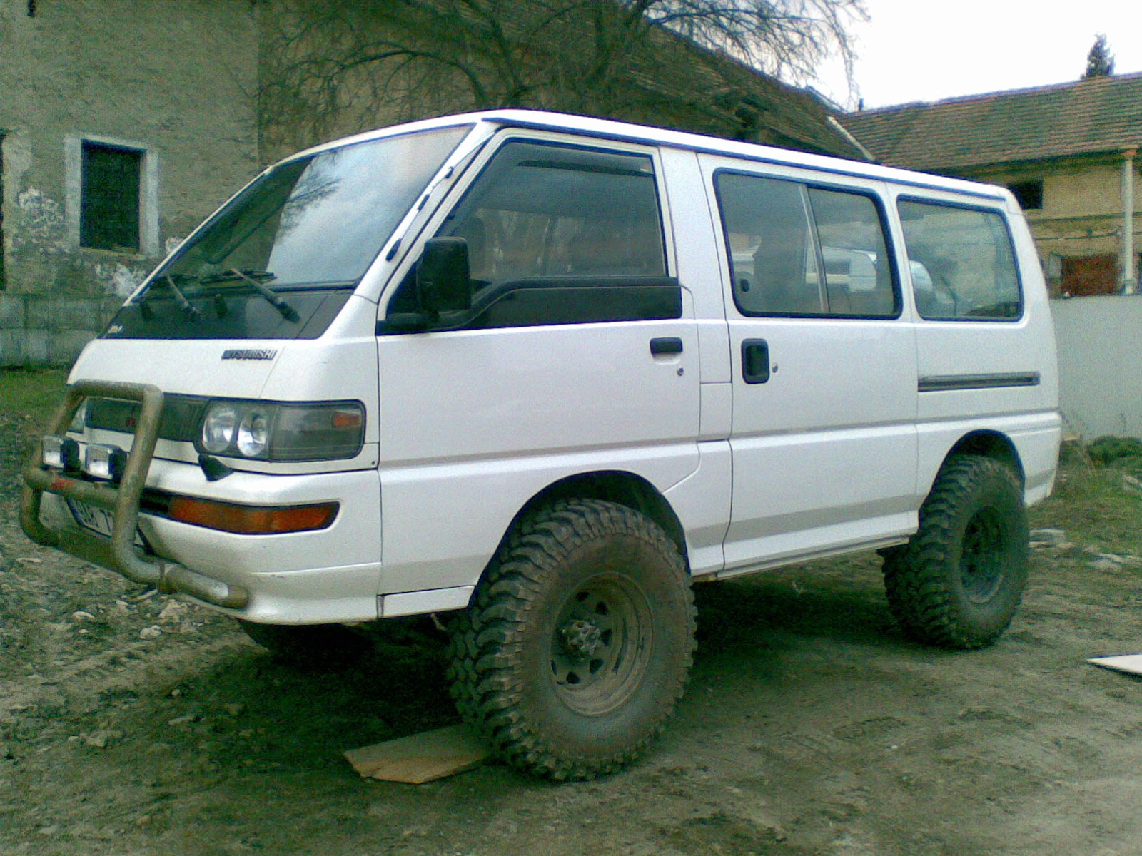 Mitsubishi L-300: 8 фото