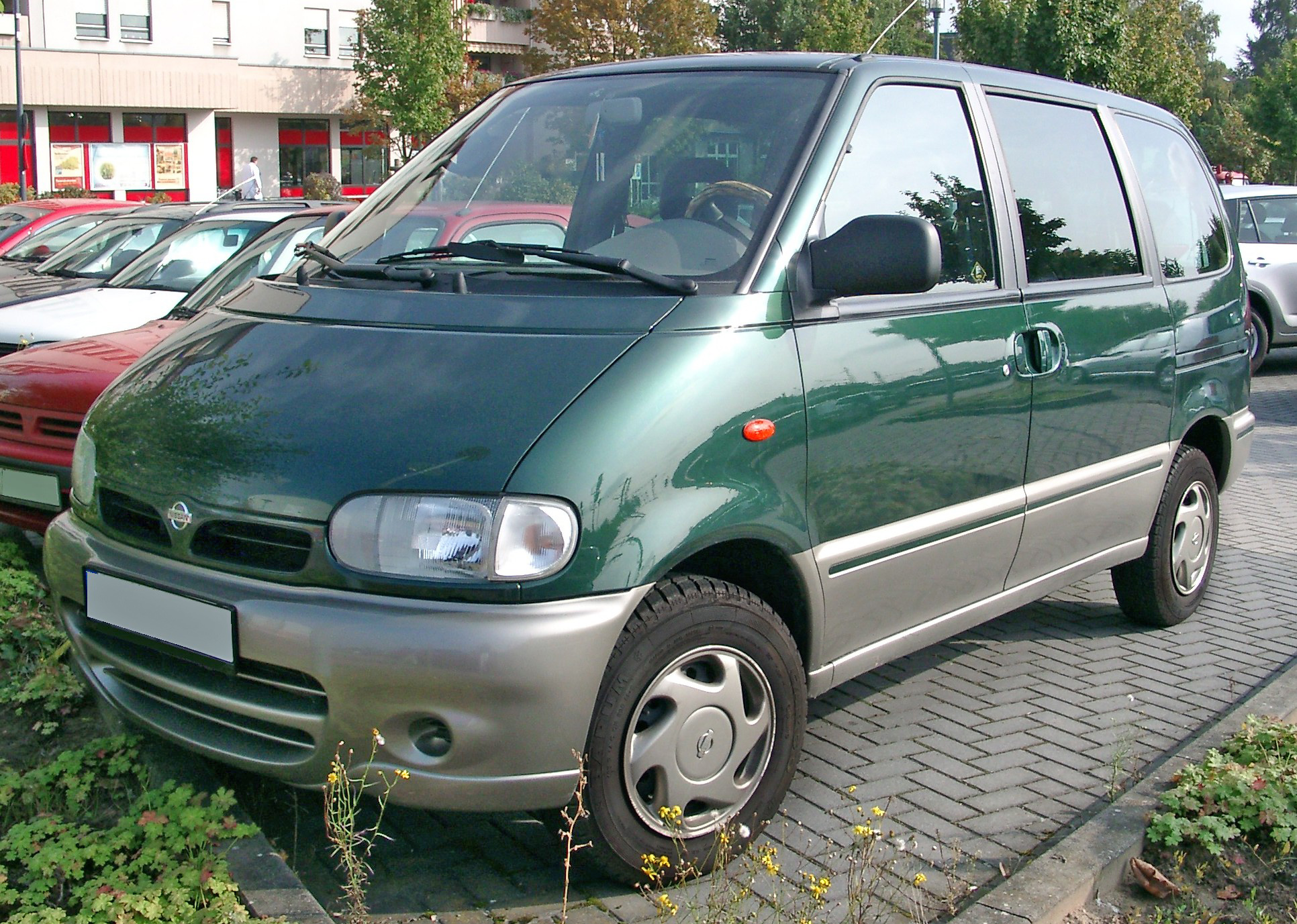 Nissan Serena: 6 фото