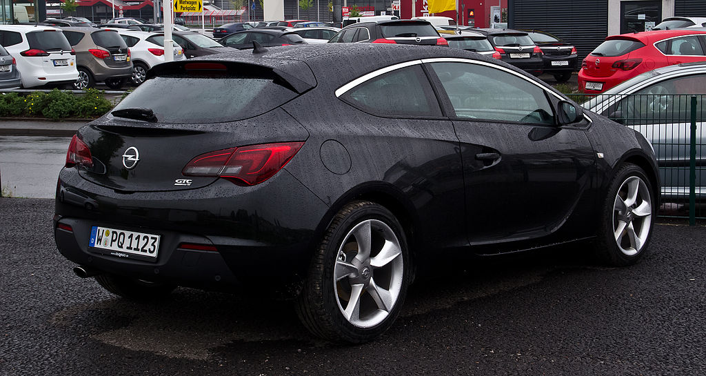 Opel Astra GTC: 10 фото