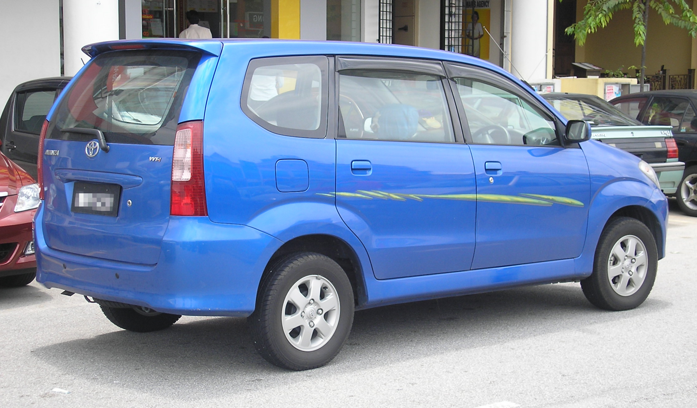 Toyota Avanza: 5 фото