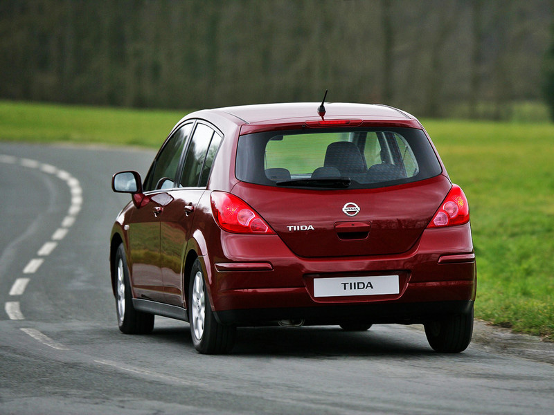 Nissan Tiida Hatchback: 3 фото