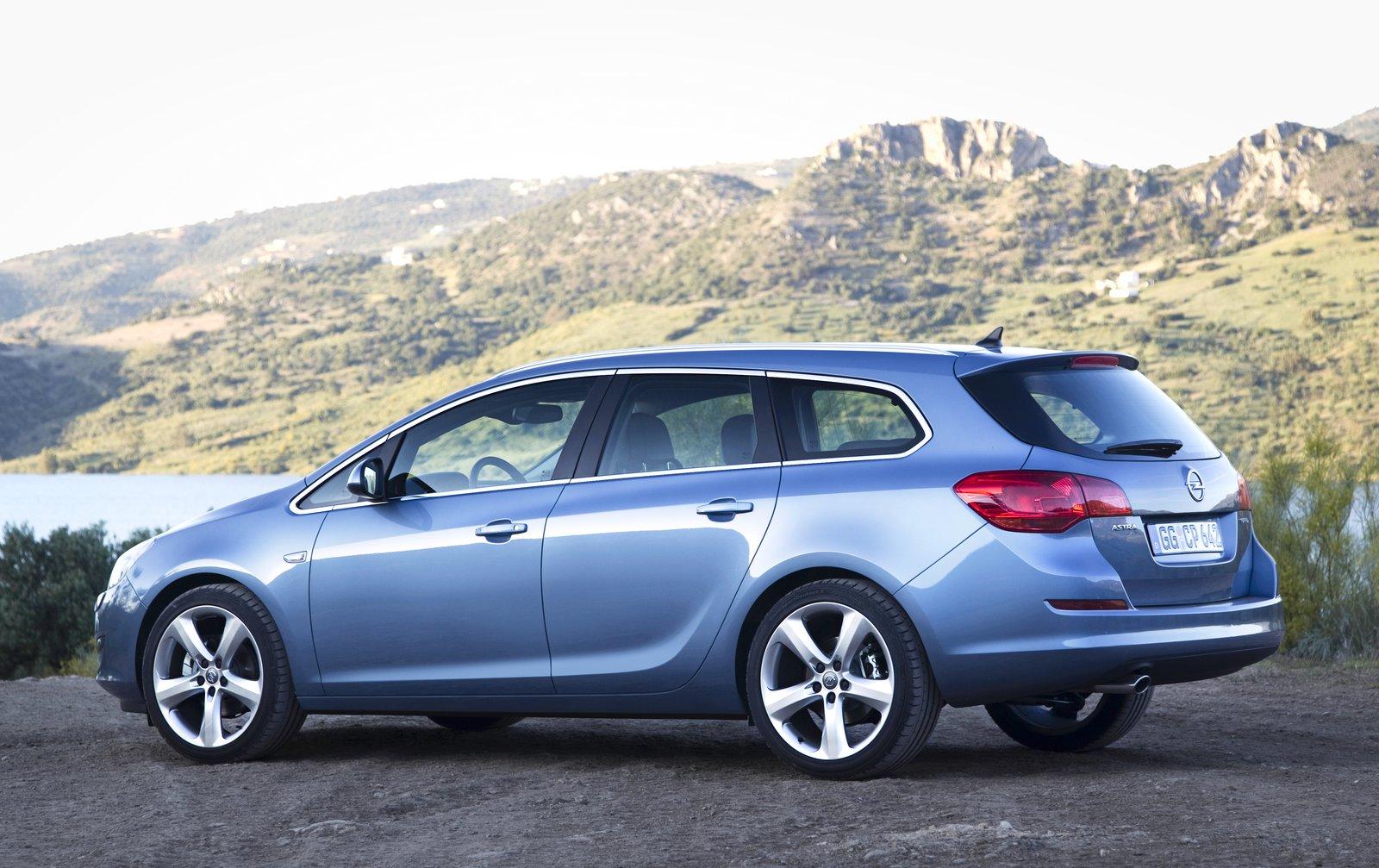 Opel Astra Sports Tourer: 4 фото